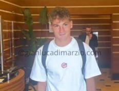 爱游戏体育-S-埃斯波西托接受卡利亚里的体检：很高兴来到这里，加油卡利亚里