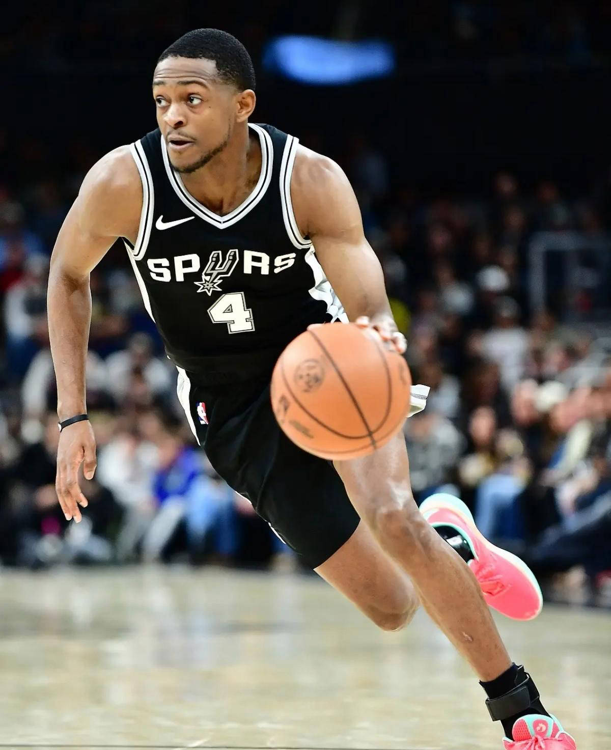 爱游戏体育网址-圣安东尼奥马刺续约达龙福克斯，薪水或有变动