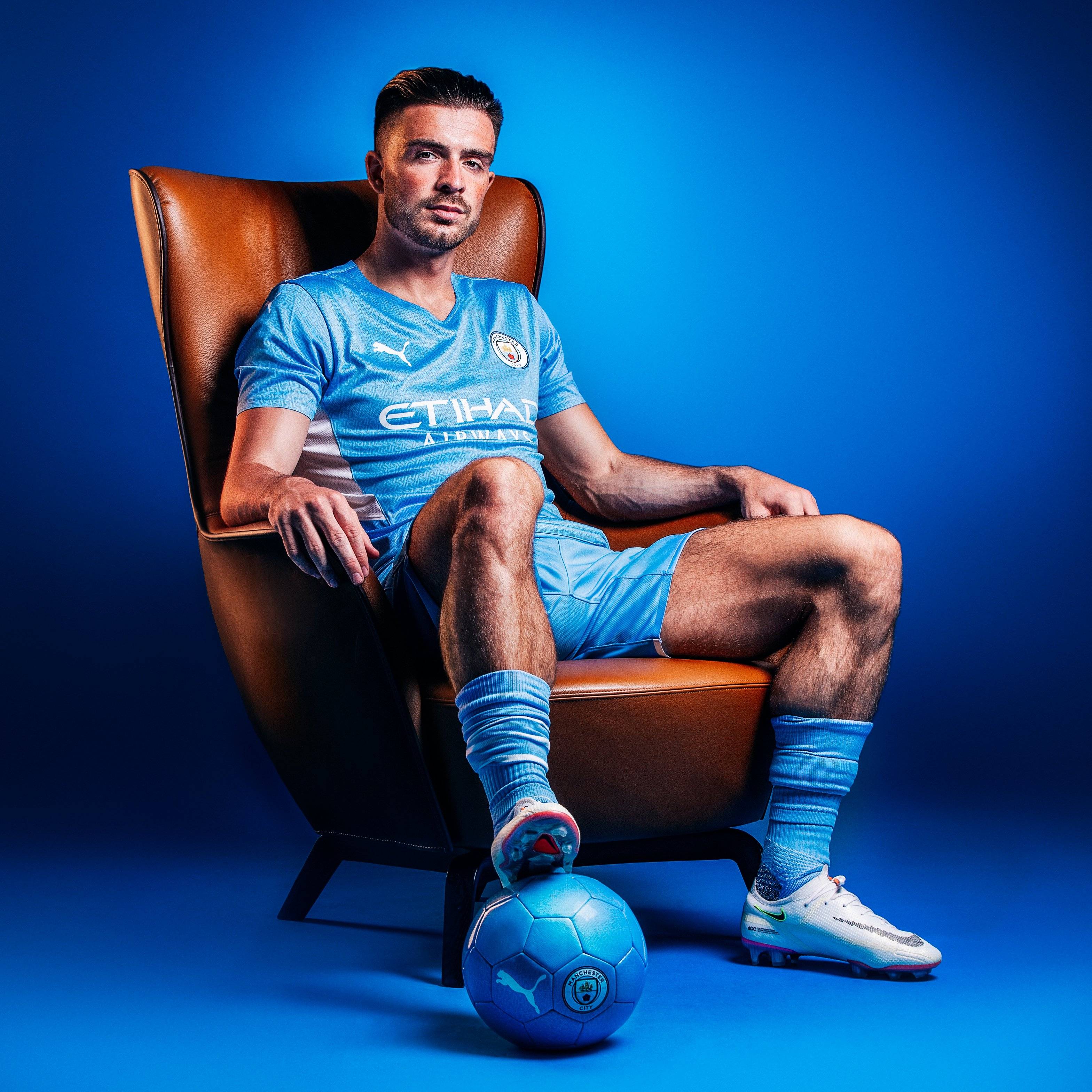 爱游戏体育首页-4年仅12球，曼城1亿英镑中场身价狂跌7200万欧元，30万周薪无人问津