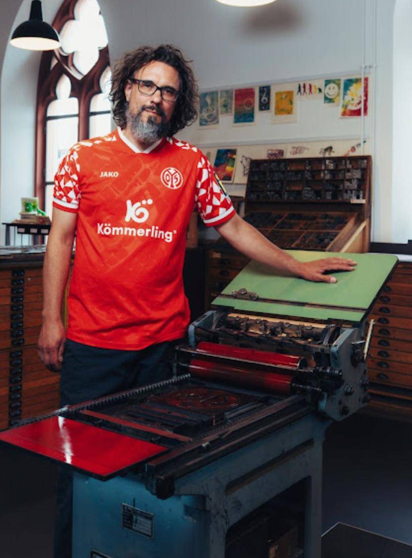 爱游戏体育-美因茨05足球俱乐部发布25/26赛季全新主场球衣