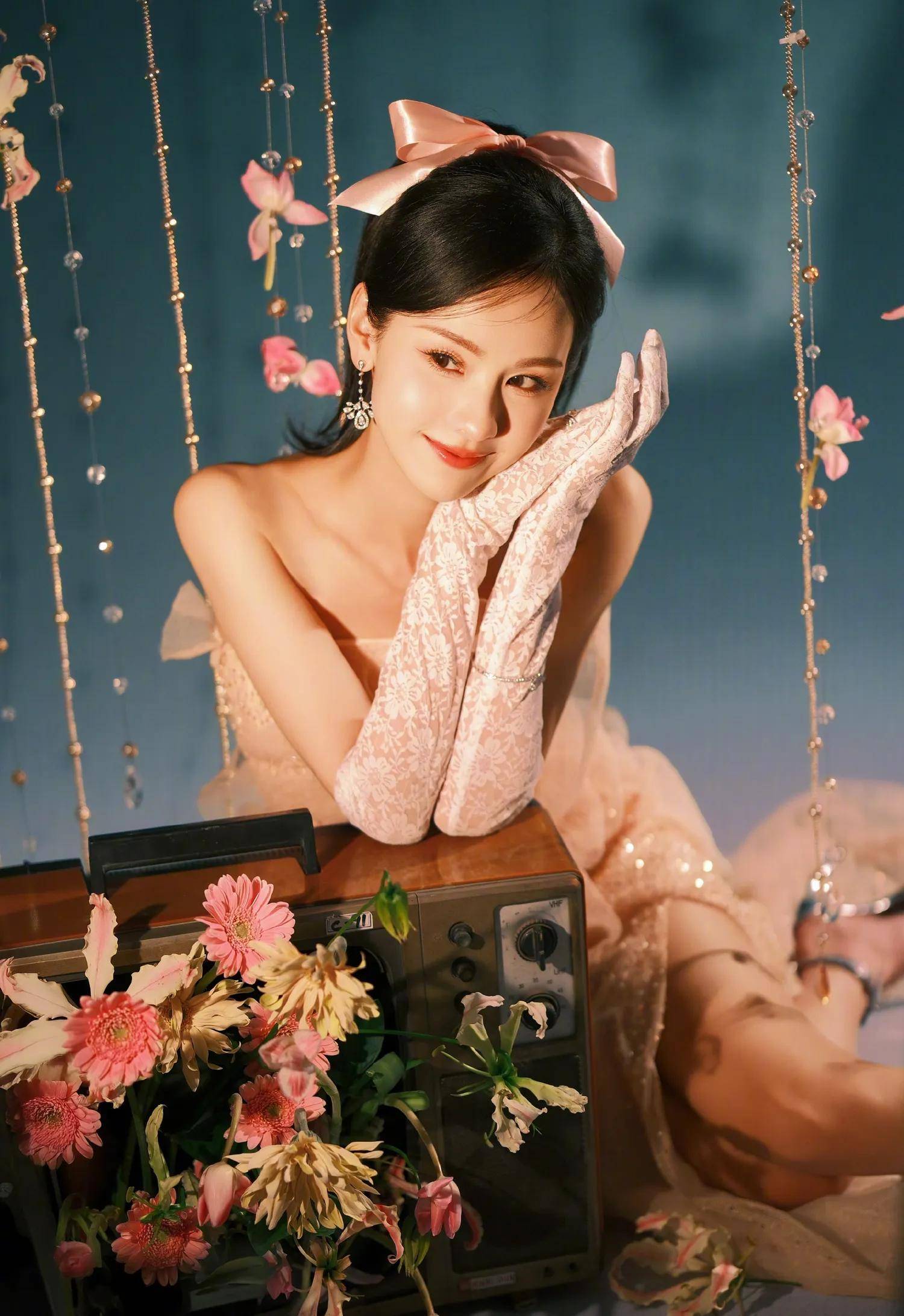 爱游戏体育官网-31岁陈都灵公布最新美照，如今的她越来越放得开，网友喜爱不断