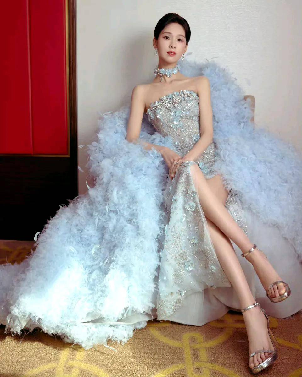 爱游戏体育官网-31岁陈都灵公布最新美照，如今的她越来越放得开，网友喜爱不断