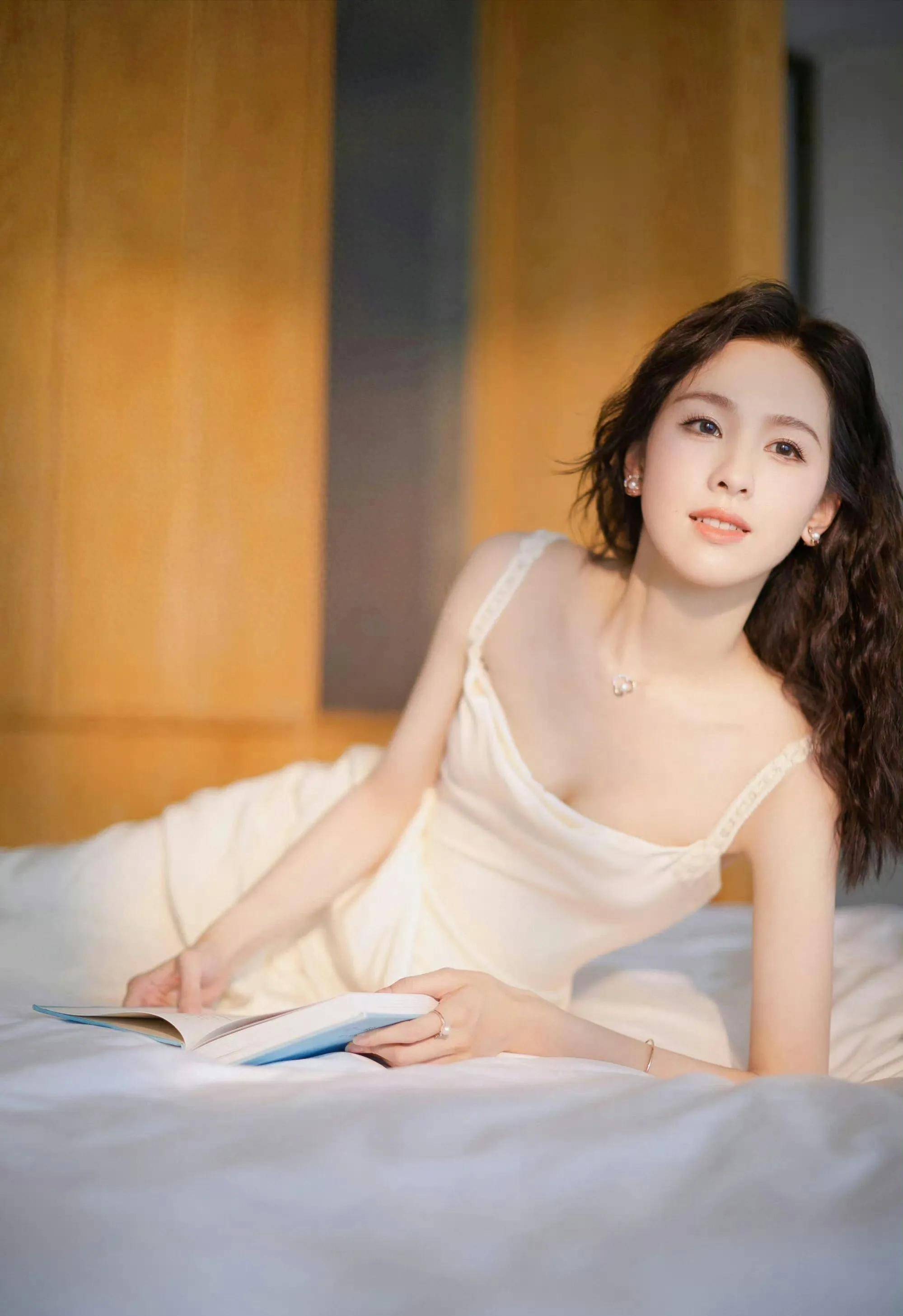 爱游戏体育官网-31岁陈都灵公布最新美照，如今的她越来越放得开，网友喜爱不断