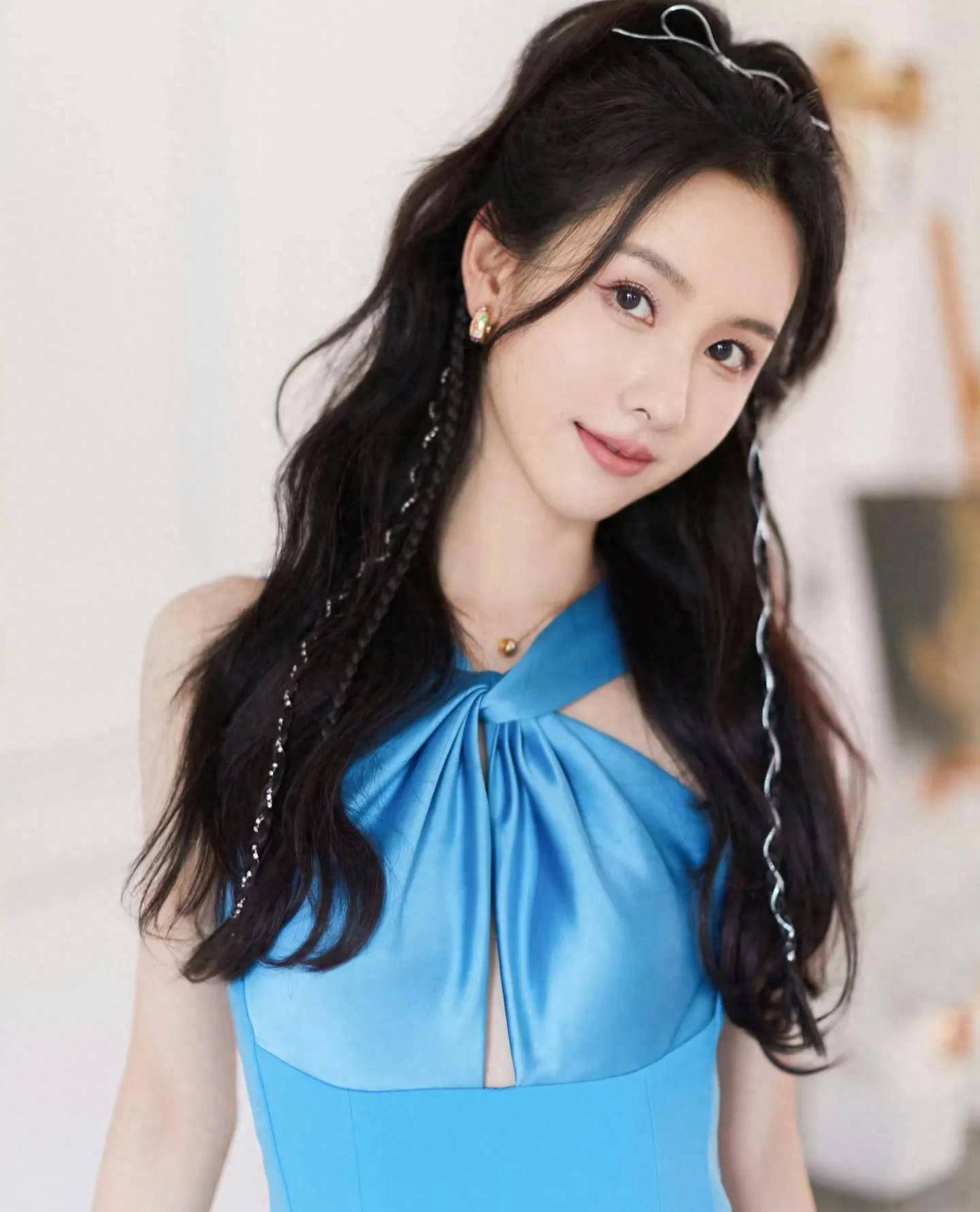 爱游戏体育官网-31岁陈都灵公布最新美照，如今的她越来越放得开，网友喜爱不断