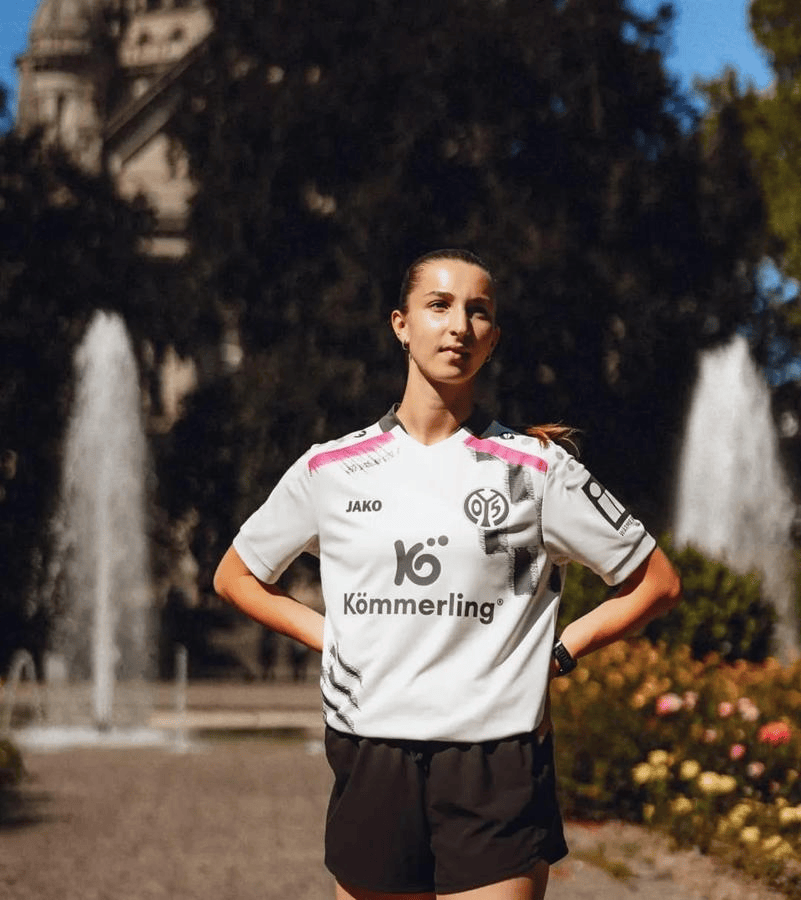 爱游戏体育网址-复古与潮流融合！美因茨05新客场球衣发布，或成日常穿搭新宠